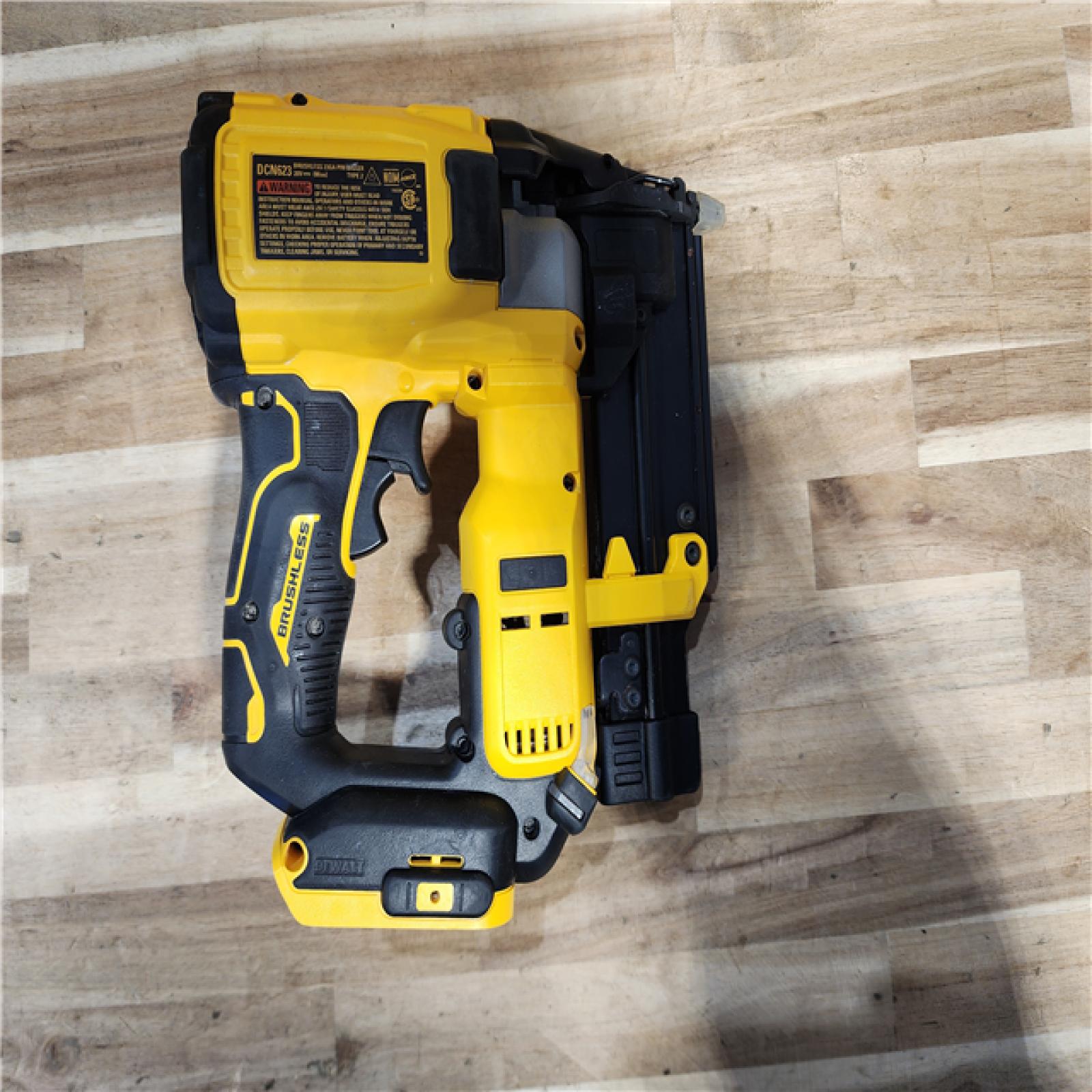 HOUSTON LOCATION - AS-IS DEWALT ATOMIC 20V MAX Lithium Ion Cordless 23 Gauge Pin Nailer Kit