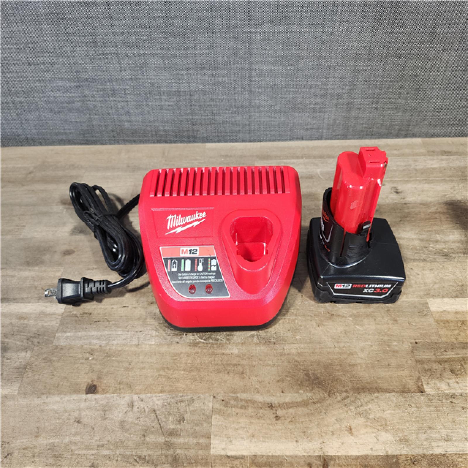 HOUSTON LOCATION - AS-IS Milwaukee Green 125 Ft. Cross Line and Plumb Points Laser Level Kit