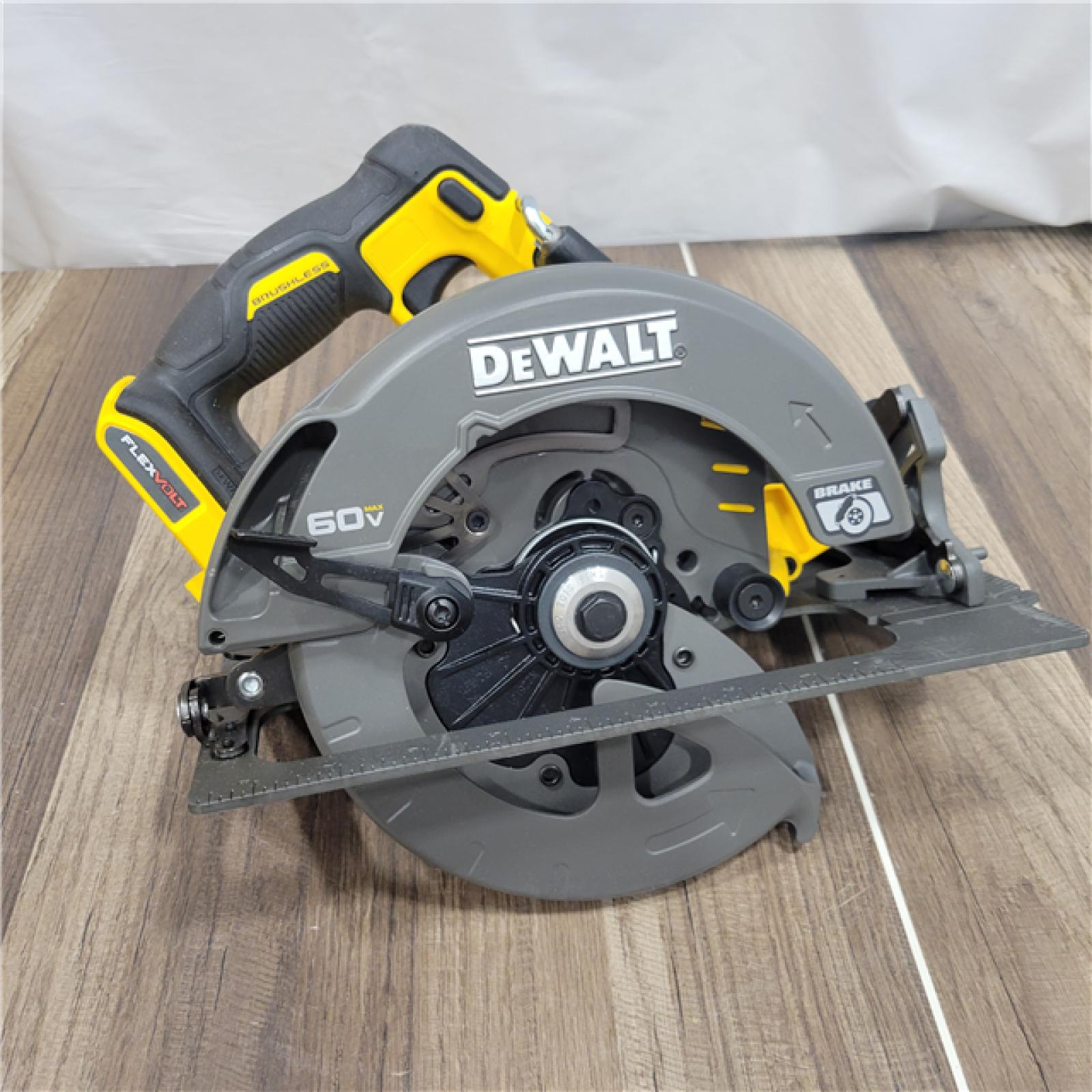AS-IS DeWALT Flexvolt Max 7-1/4  60V Brushless Circular Saw DCS578B (Bare Tool)