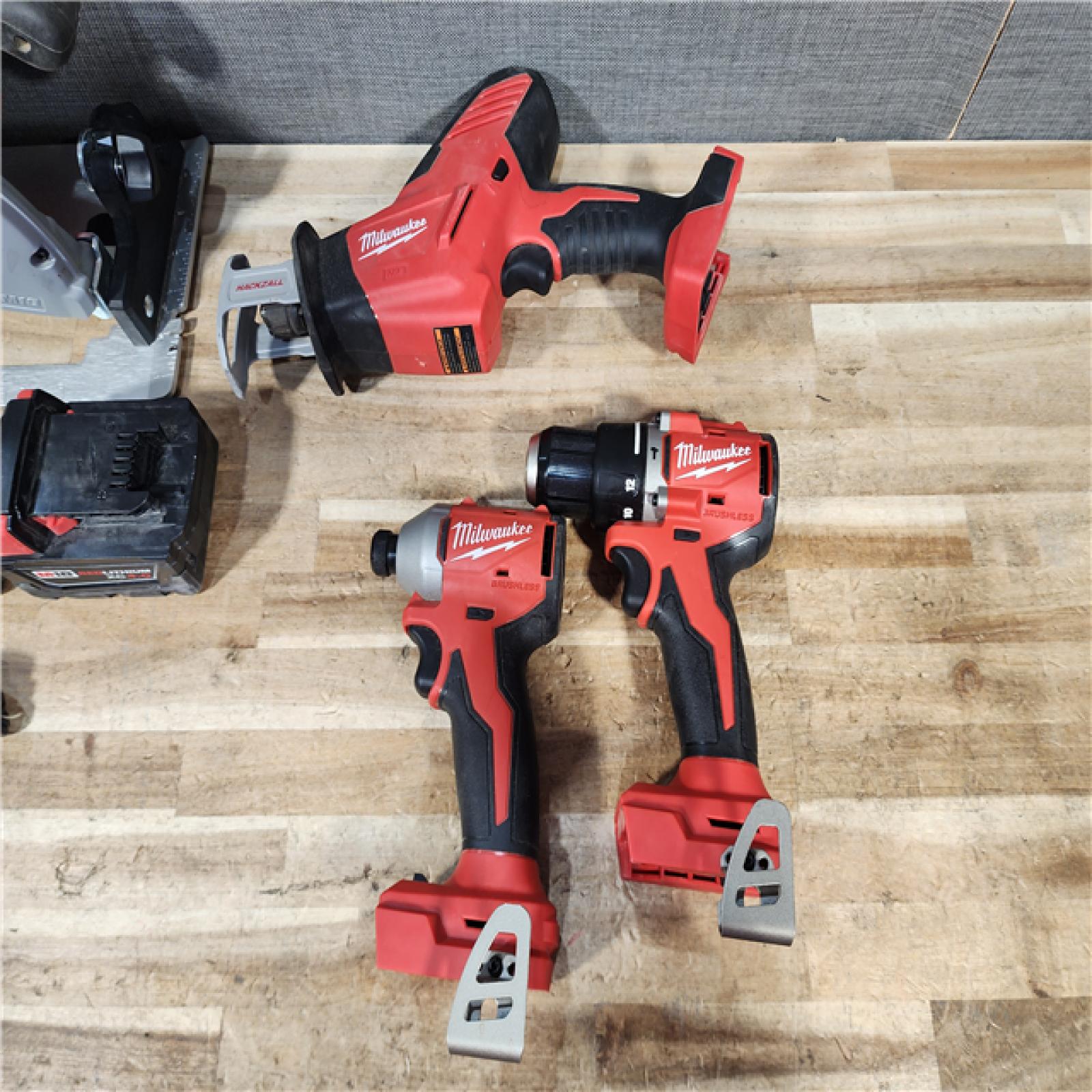 HOUSTON LOCATION - AS - IS Milwaukee 4 Tool Combo Kit W/ (2) Battery & Charger