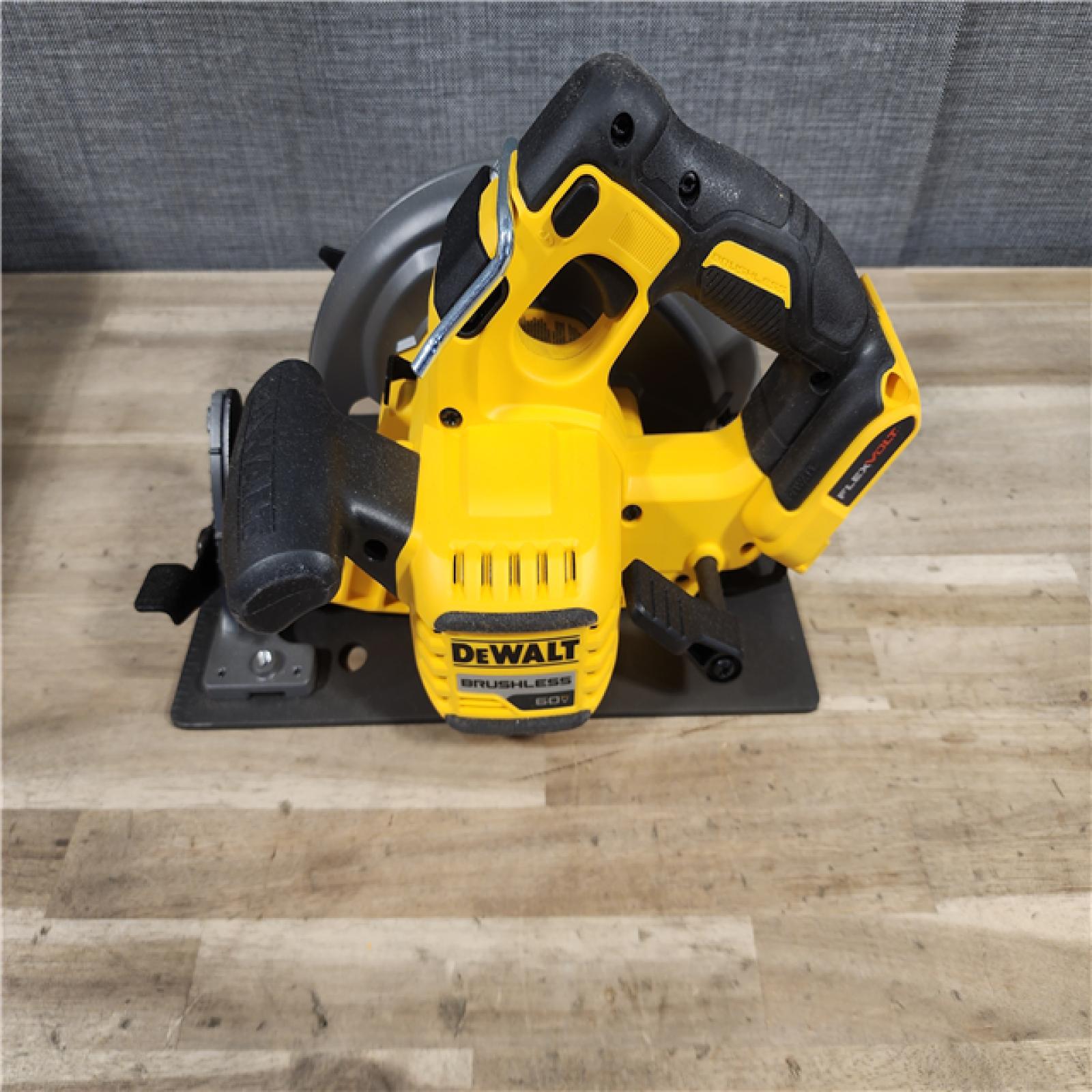 HOUSTON LOCATION - AS-IS DeWALT Flexvolt Max 7-1/4 60V Brushless Circular Saw (Tool Only)