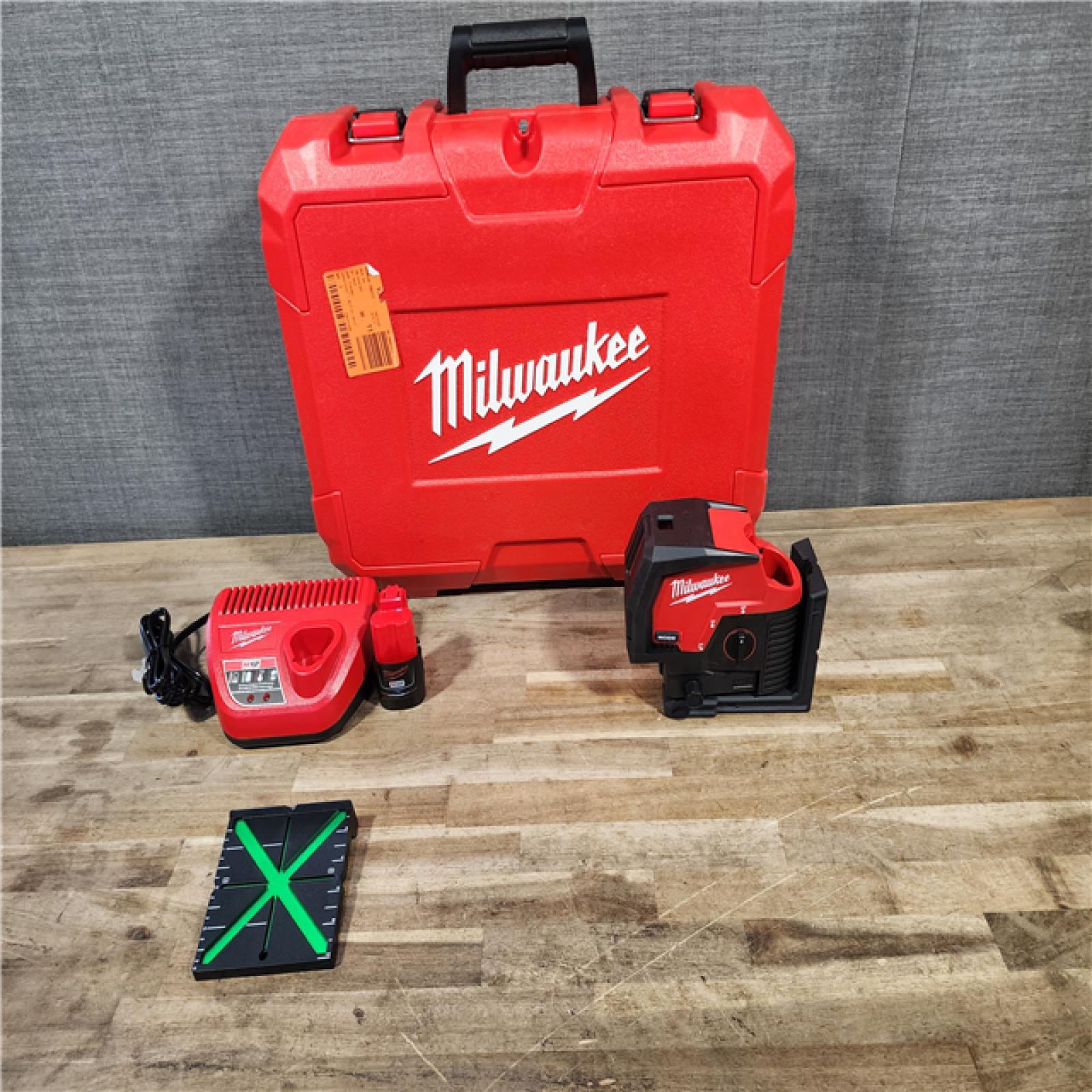 HOUSTON LOCATION - AS-IS (APPEARS LIKE NEW) Milwaukee M12 12-Volt Lithium-Ion Cordless Green 125 Ft. Cross Line and Plumb Points Laser Level Kit W/3.0 Ah Battery