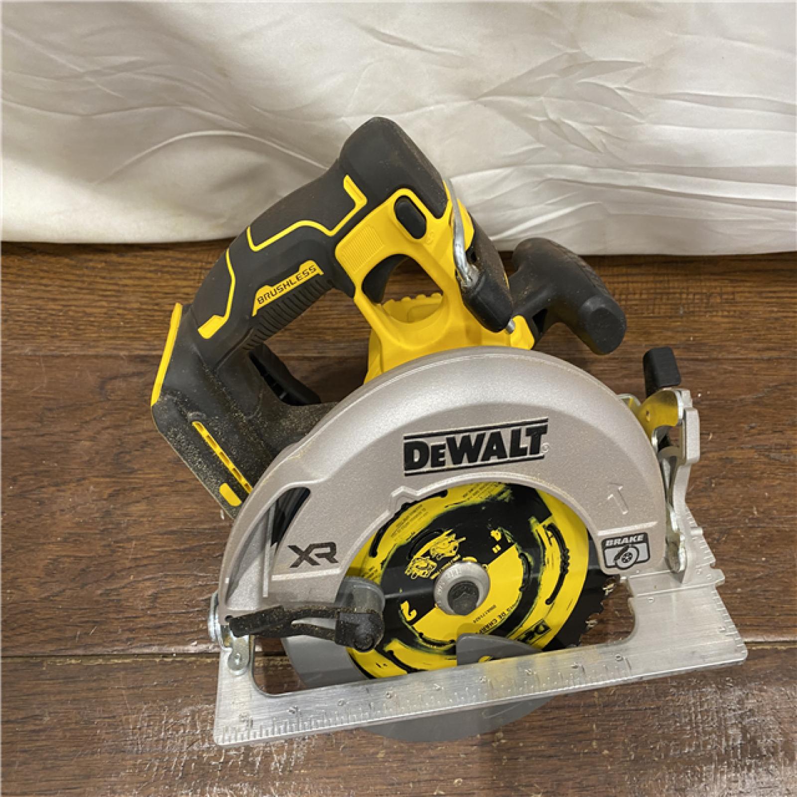 AS-IS DEWALT 20-Volt MAX 7-1/4 in. Cordless Circular Saw (Tool Only)