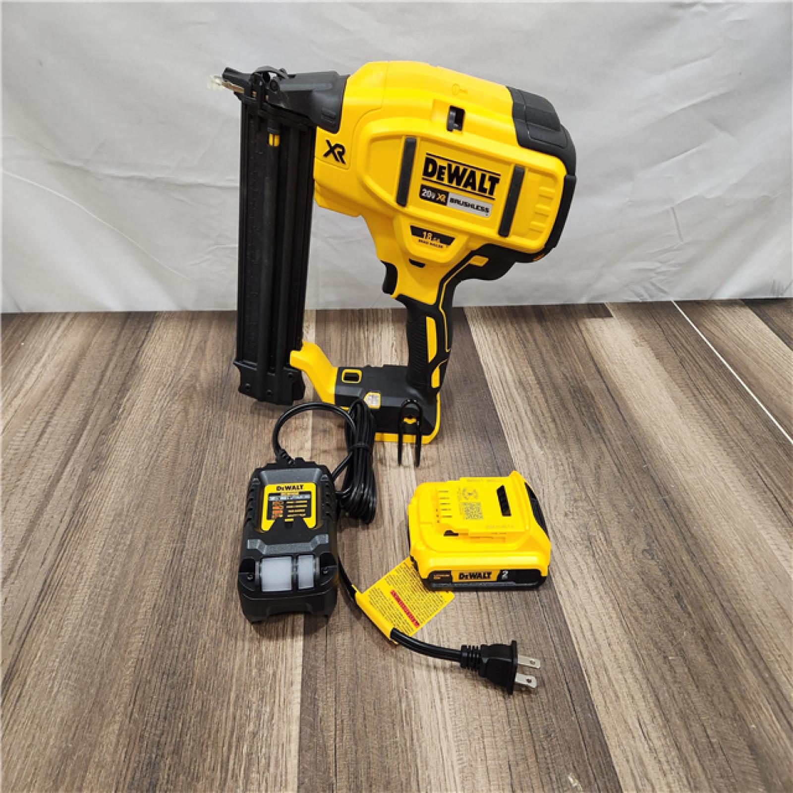 LIKE NEW! - DEWALT 20V MAX XR 18 Gauge Brad Nailer Kit