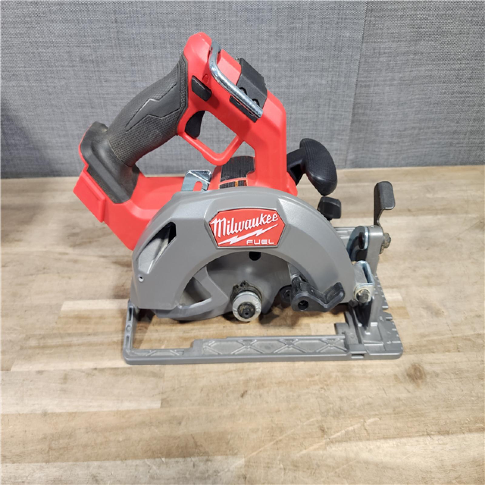 HOUSTON LOCATION - AS-IS Milwaukee M18 FUEL 7-1/4 Inch Circular Saw (Bare Tool)