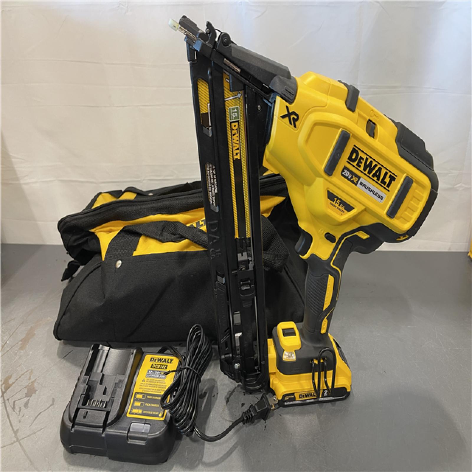 AS-IS - DeWalt 20V MAX XR Lithium-Ion Cordless 2-1/2 in. 15-Gauge Finish Nailer Kit