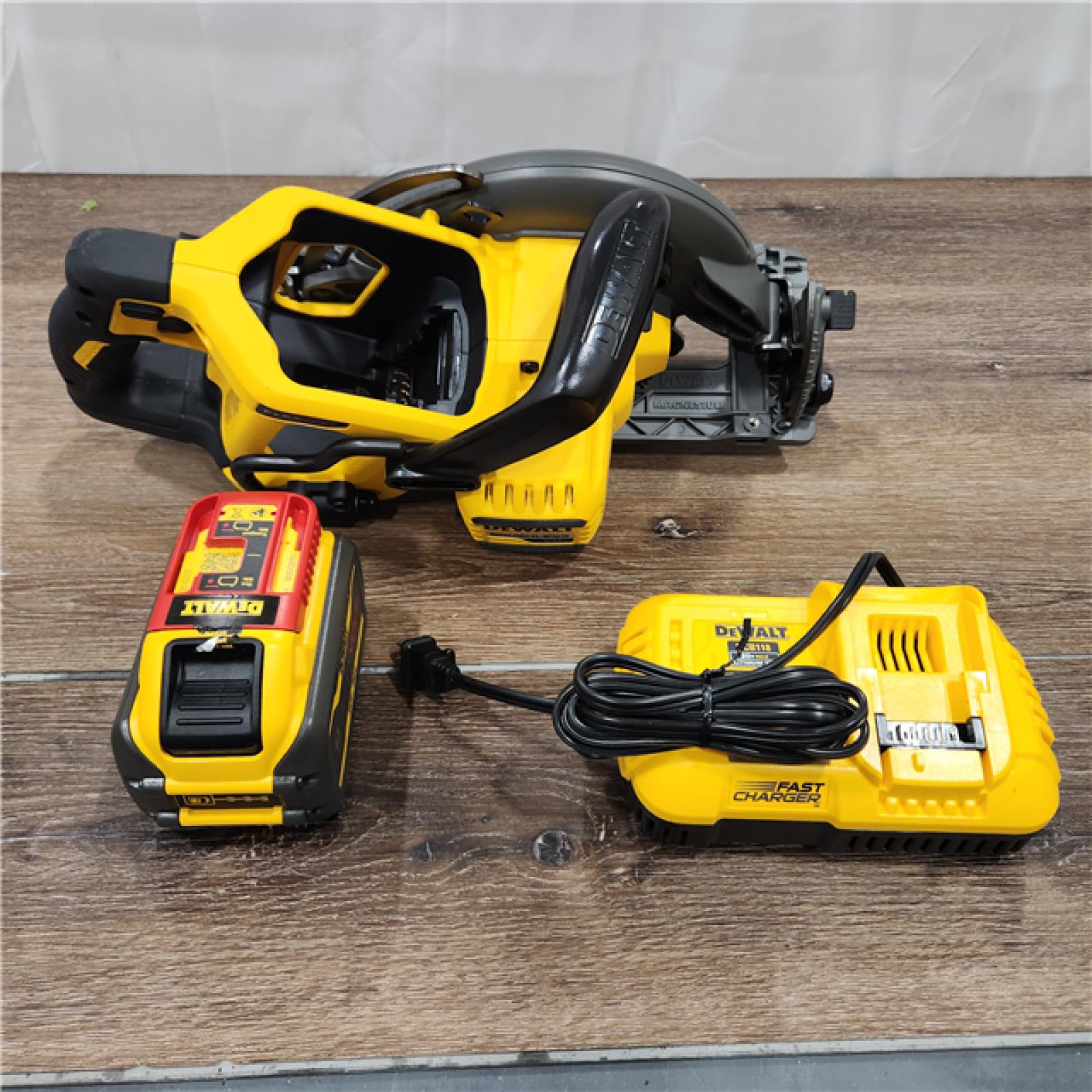 NEW!  DEWALT DCS577X1 60V FLEXVOLT MAX Lithium-Ion 7-1/4 Brushless Cordless Wormdrive Style Circular Saw Kit 9.0 Ah