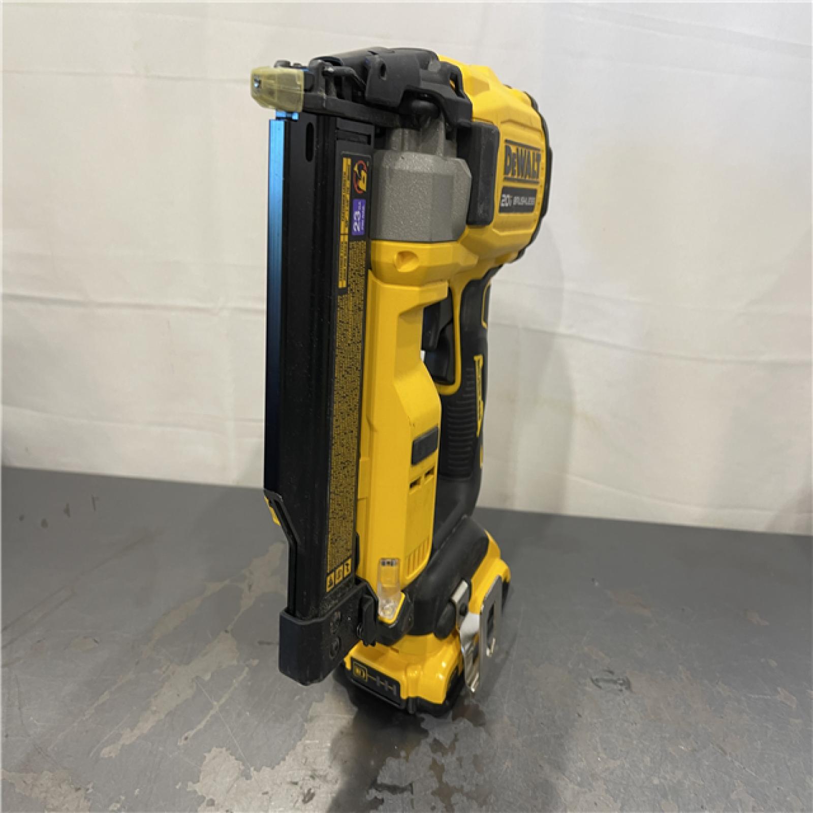 AS-IS - DEWALT ATOMIC 20V MAX Lithium Ion Cordless 23 Gauge Pin Nailer Kit