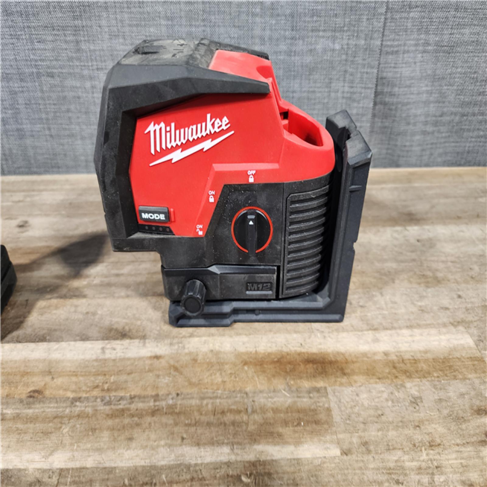 HOUSTON LOCATION - AS-IS Milwaukee Green 125 Ft. Cross Line and Plumb Points Laser Level Kit