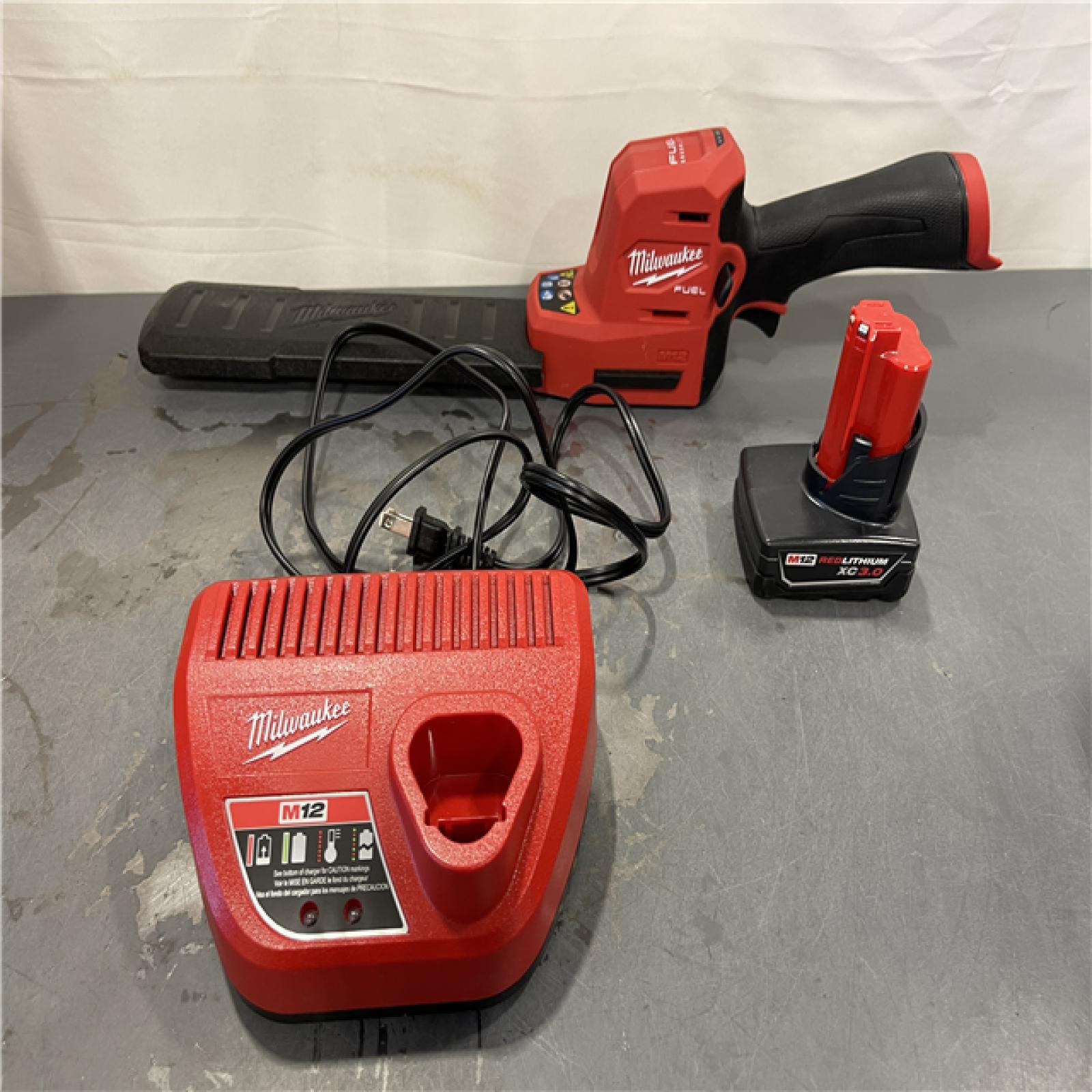 AS-IS - Milwaukee M12 FUEL 8 in. 12V Lithium-Ion Brushless Cordless Hedge Trimmer Kit
