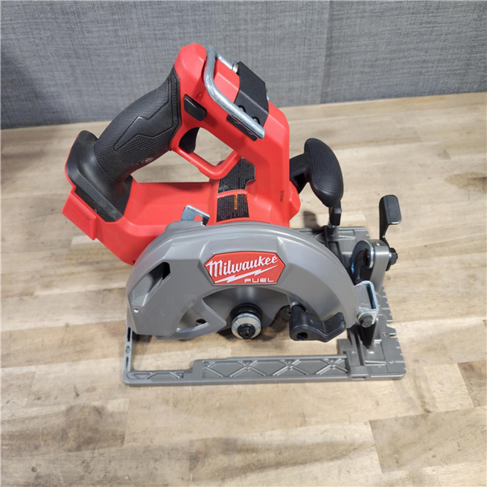HOUSTON LOCATION - AS-IS Milwaukee M18 FUEL 7-1/4 Inch Circular Saw (Bare Tool)