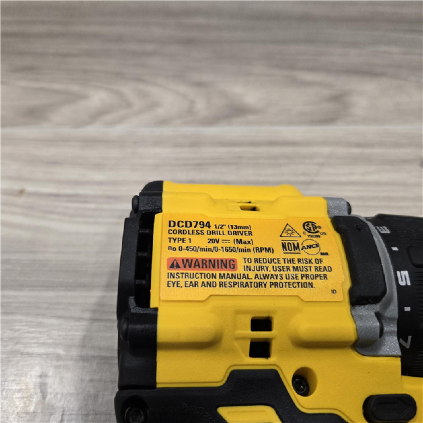AS-IS DEWALT ATOMIC COMPACT SERIES 20V MAX* Cordless 1/2 Drill/Driver Kit