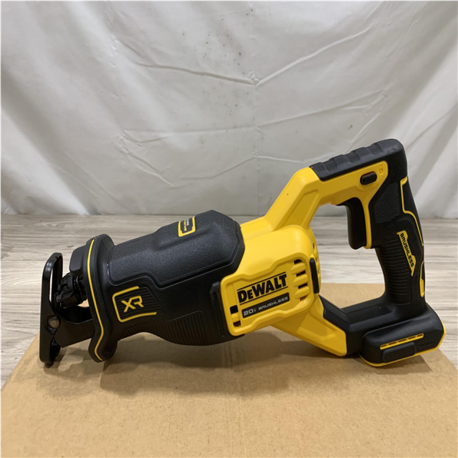 LIKE NEW! DEWALT 20V Lithium-Ion Cordless 5-Tool Combo Kit