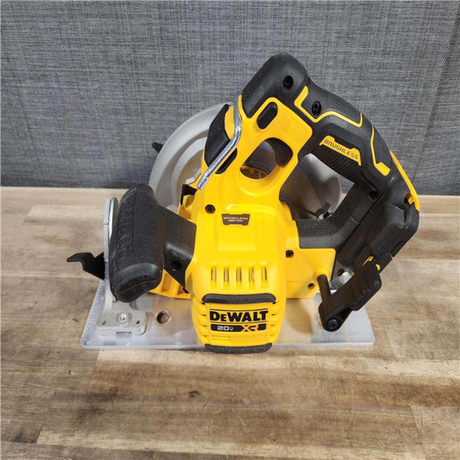 HOUSTON LOCATION - AS-IS DEWALT 20-Volt MAX 7-1/4 in. Cordless Circular Saw (Tool Only)