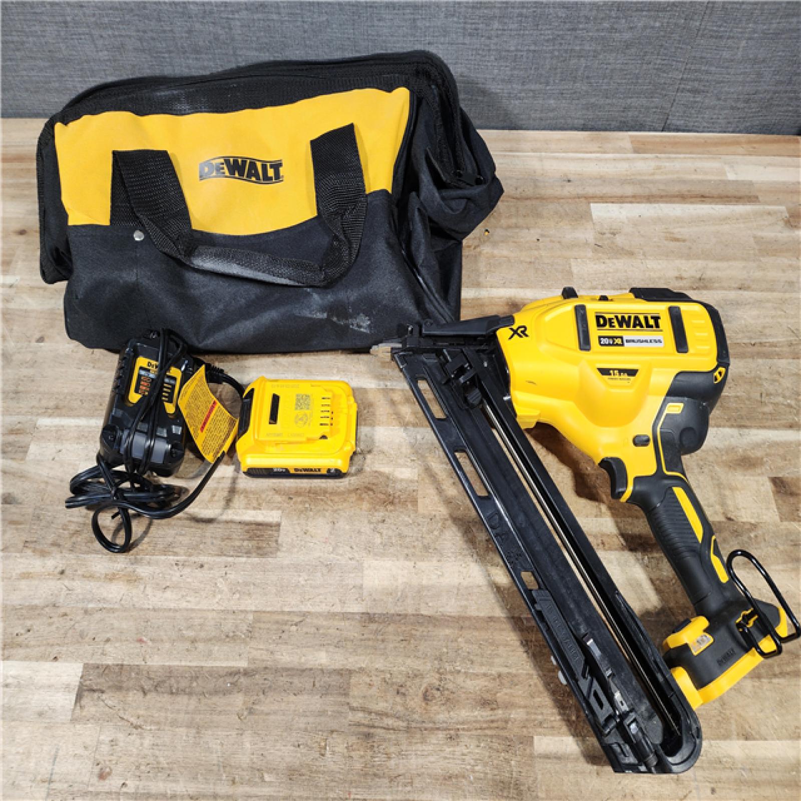 HOUSTON LOCATION - AS - IS DEWALT 20V MAX XR Lithium-Ion Cordless 2-1/2 in. 15-Gauge Finish Nailer Kit