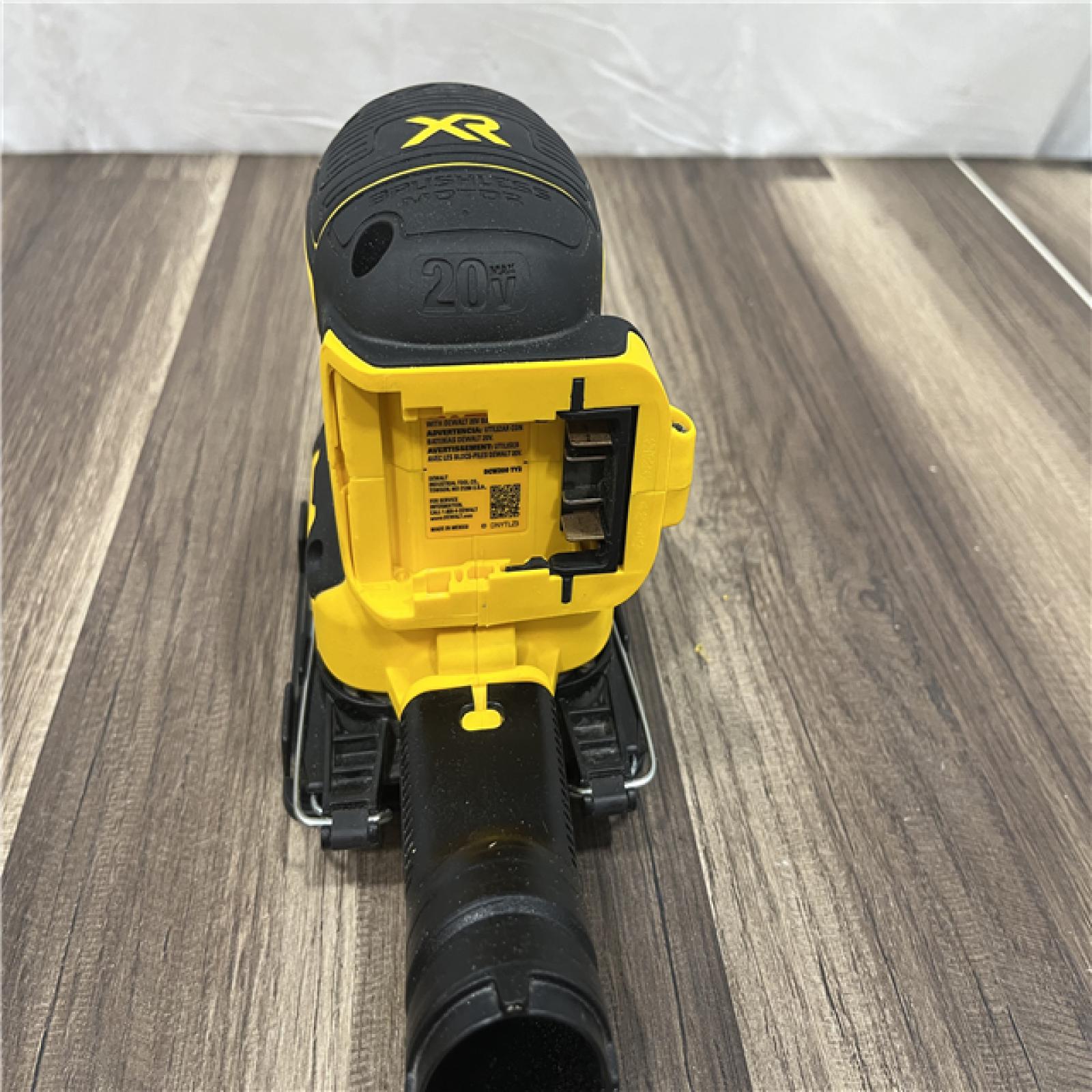 GOOD  Dewalt 20-Volt MAX Cordless Brushless 1/4 Sheet Sander (Tool-Only)