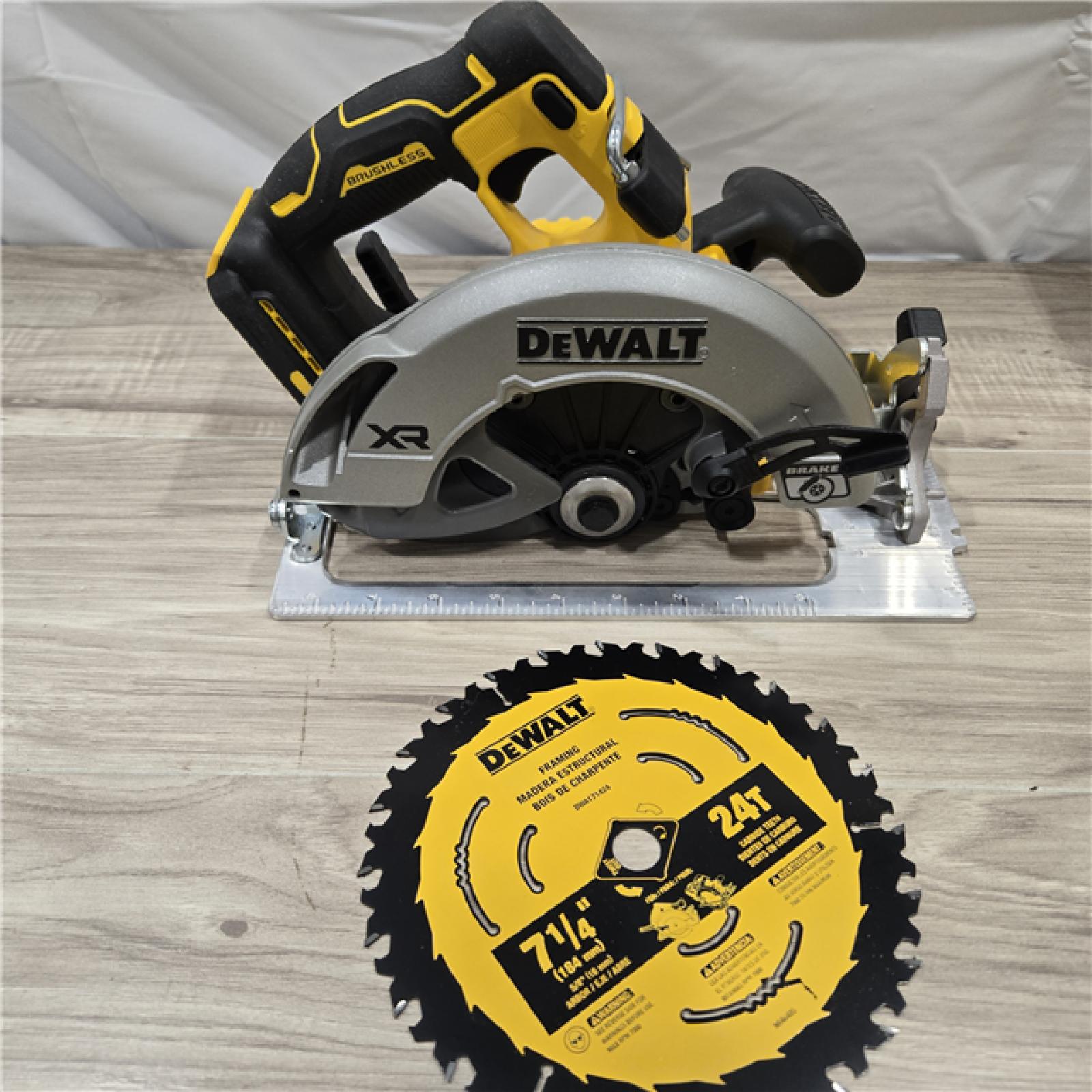 LIKE NEW! - DEWALT 20-Volt MAX Cordless Circular Saw (Tool Only)