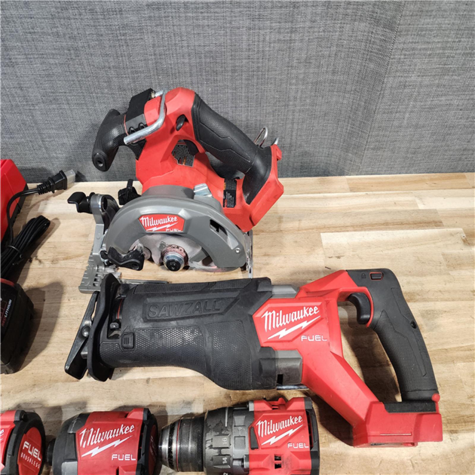 HOUSTON LOCATION - AS-IS MILWAUKEE 6 TOOL COMBO KIT W/ (2) BATTERY & CHARGER
