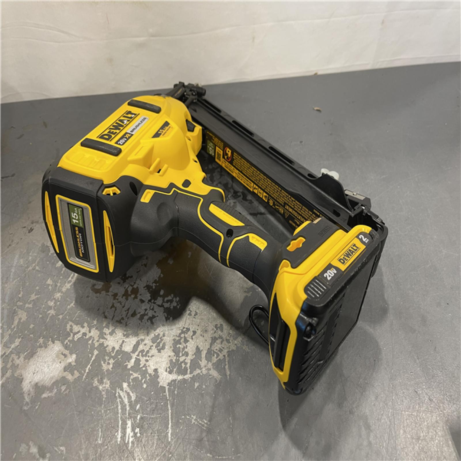 AS-IS - DeWalt 20V MAX XR Lithium-Ion Cordless 2-1/2 in. 15-Gauge Finish Nailer Kit