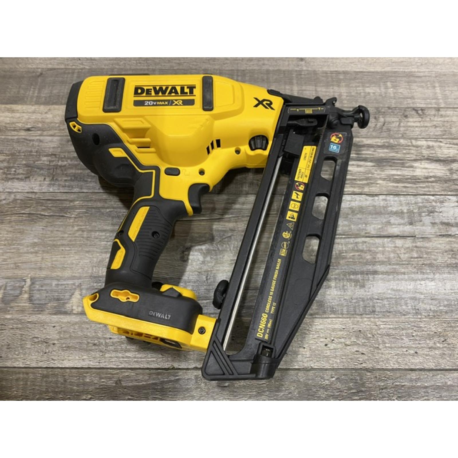 AS-IS DEWALT 20V MAX XR 16-Gauge Electric Cordless Angled Finishing Nailer Kit