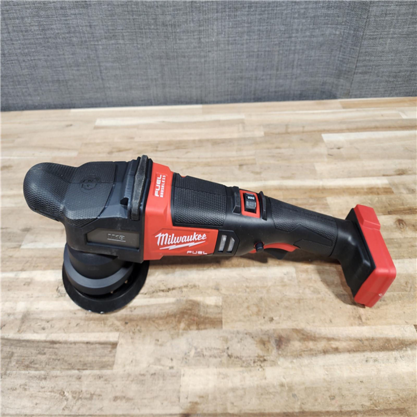 HOUSTON LOCATION - AS-IS (APPEARS LIKE NEW) Milwaukee FUEL18V Lithium-Ion Brushless Cordless 15MM DA Polisher (Tool-Only)