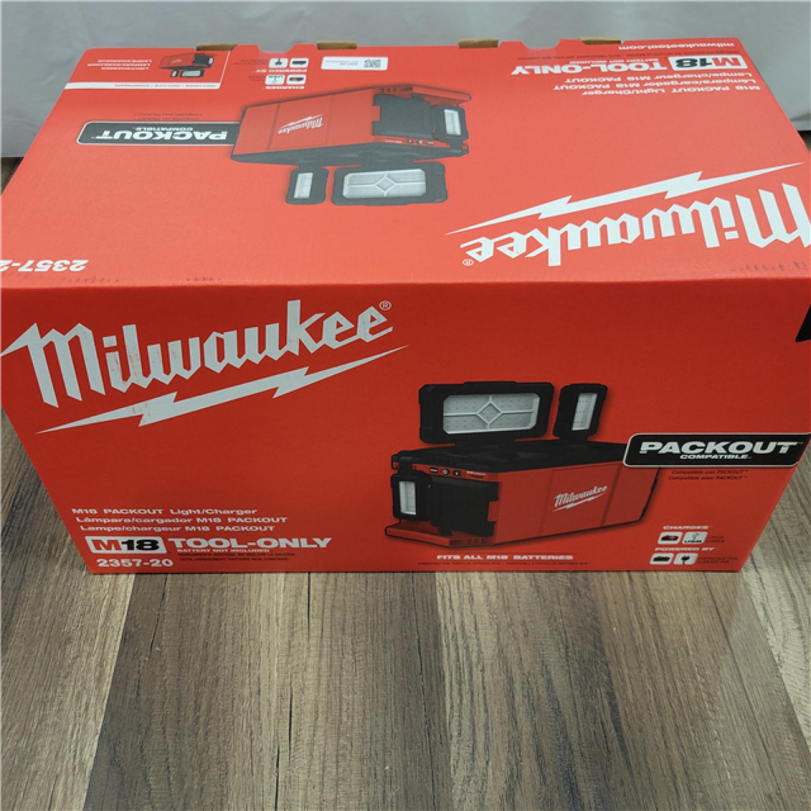 NEW! Milwaukee M18 PACKOUT Light/Charger