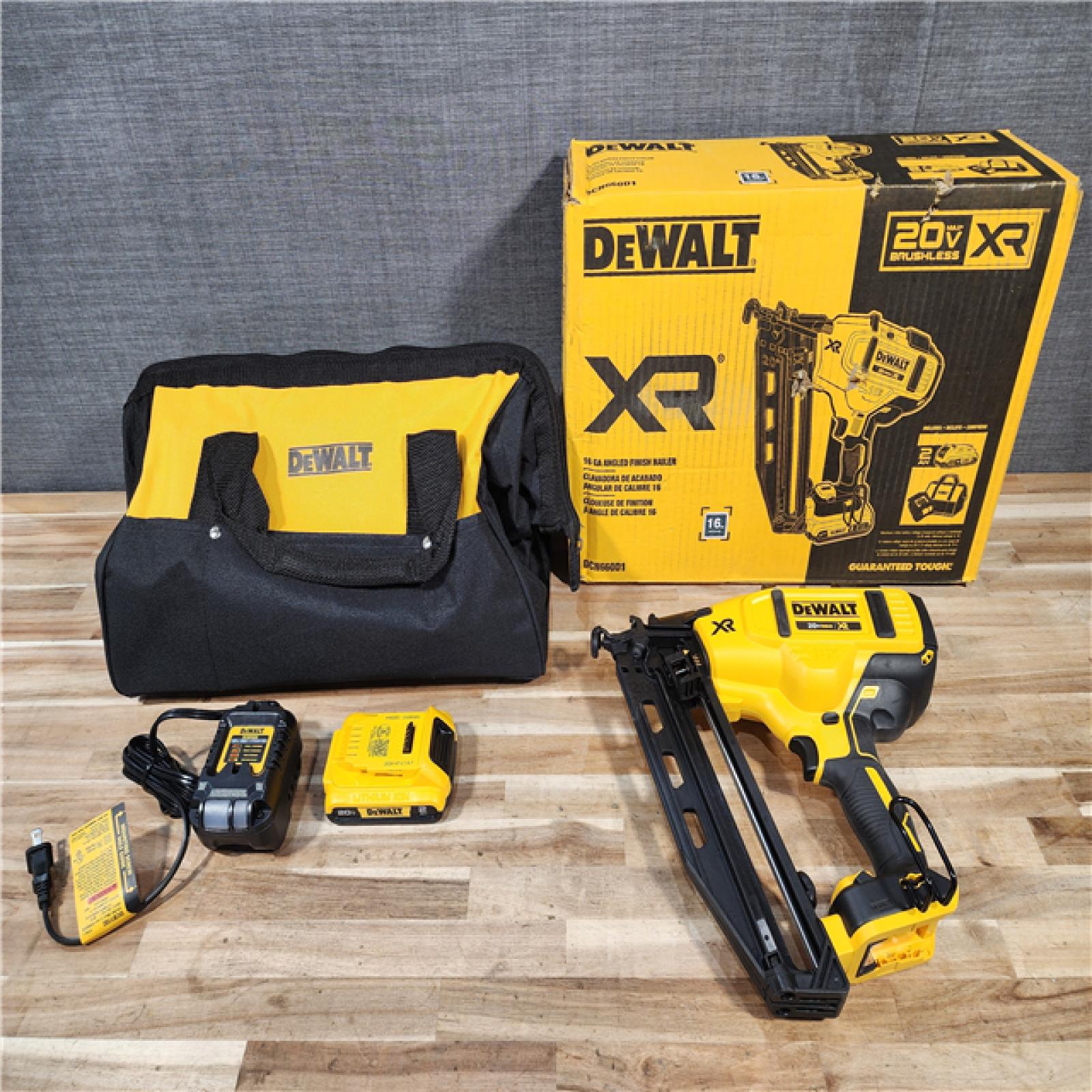 HOUSTON LOCATION - AS-IS DEWALT 20V MAX XR 16-Gauge Electric Cordless Angled Finishing Nailer Kit