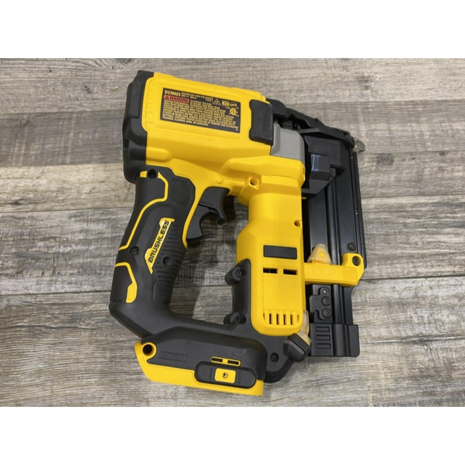 AS-IS DEWALT ATOMIC 20V MAX Lithium Ion Cordless 23 Gauge Pin Nailer Kit