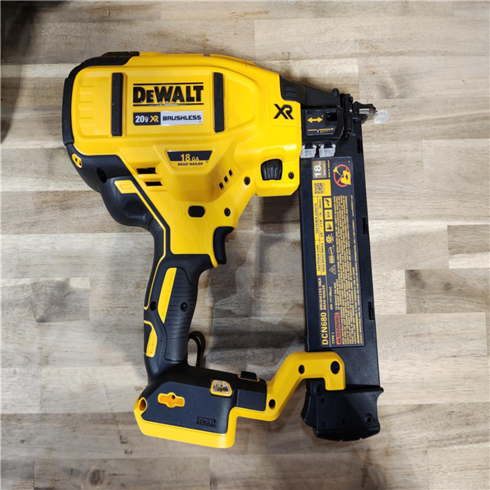 HOUSTON LOCATION - AS-IS DEWALT 20V MAX XR 18 Gauge Brad Nailer Kit
