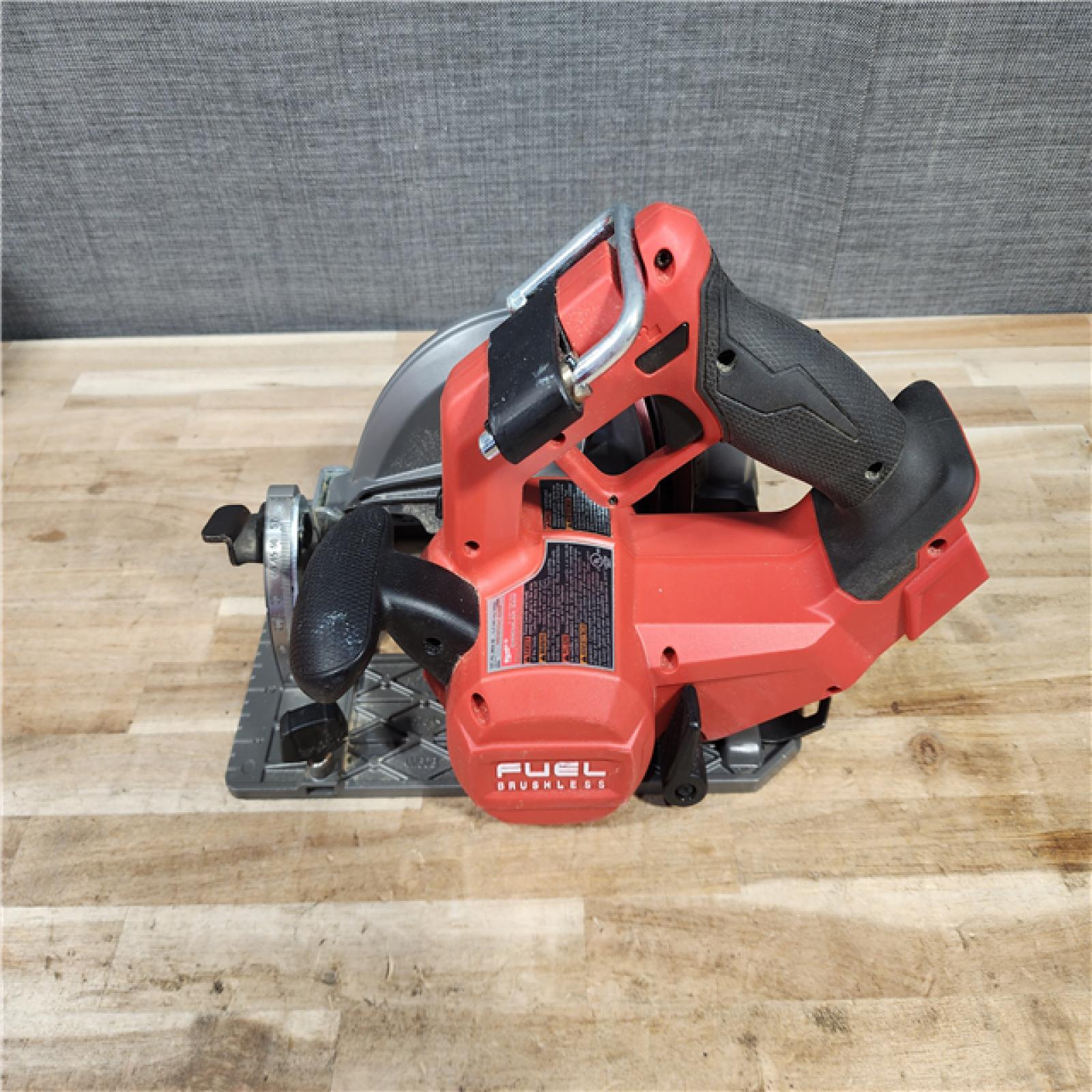 HOUSTON LOCATION - AS-IS Milwaukee FUEL 18V Lithium-Ion Brushless Cordless 7-1/4 in. Circular Saw (Tool-Only)