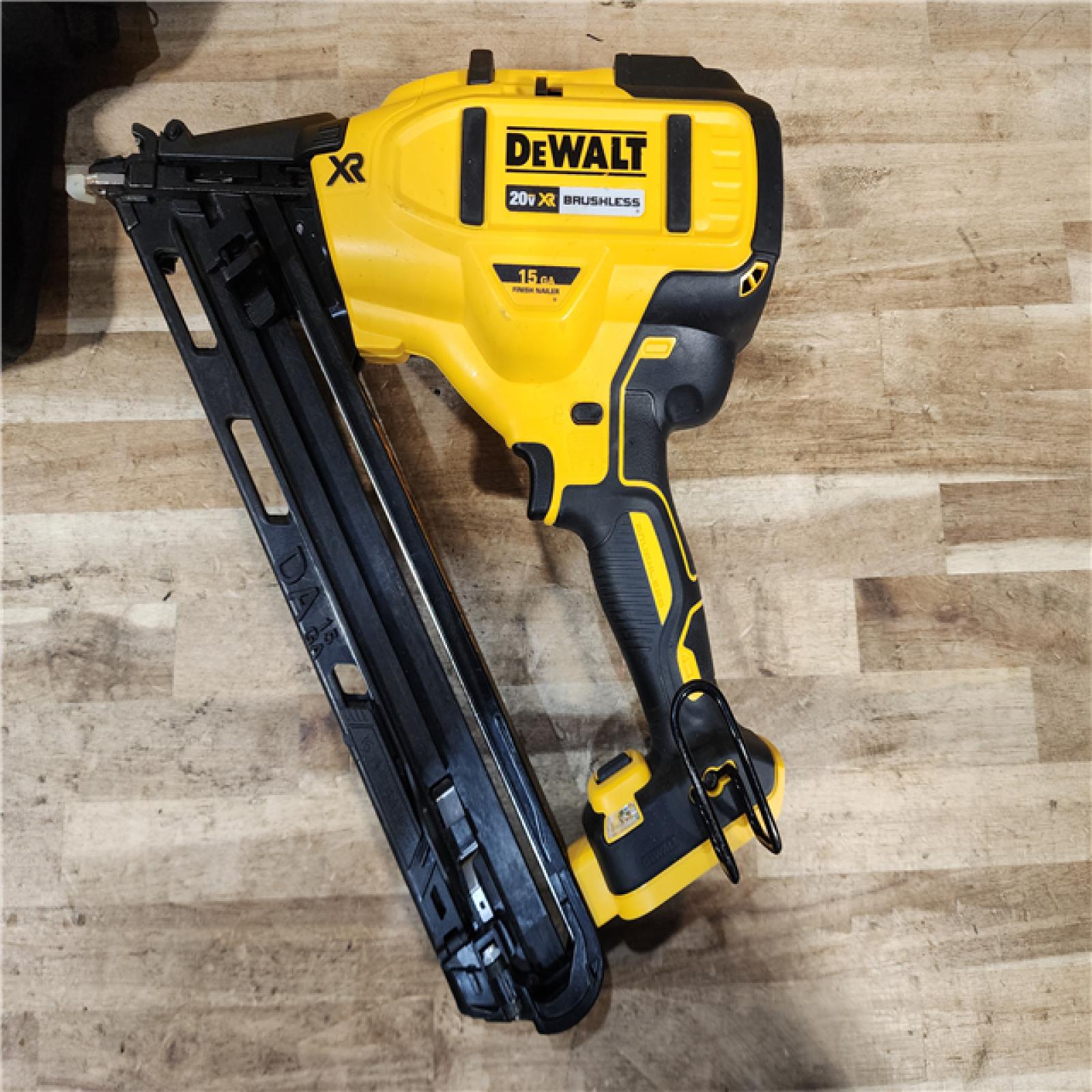 HOUSTON LOCATION - AS-IS DEWALT 20V MAX XR Lithium-Ion Cordless 2-1/2 in. 15-Gauge Finish Nailer Kit