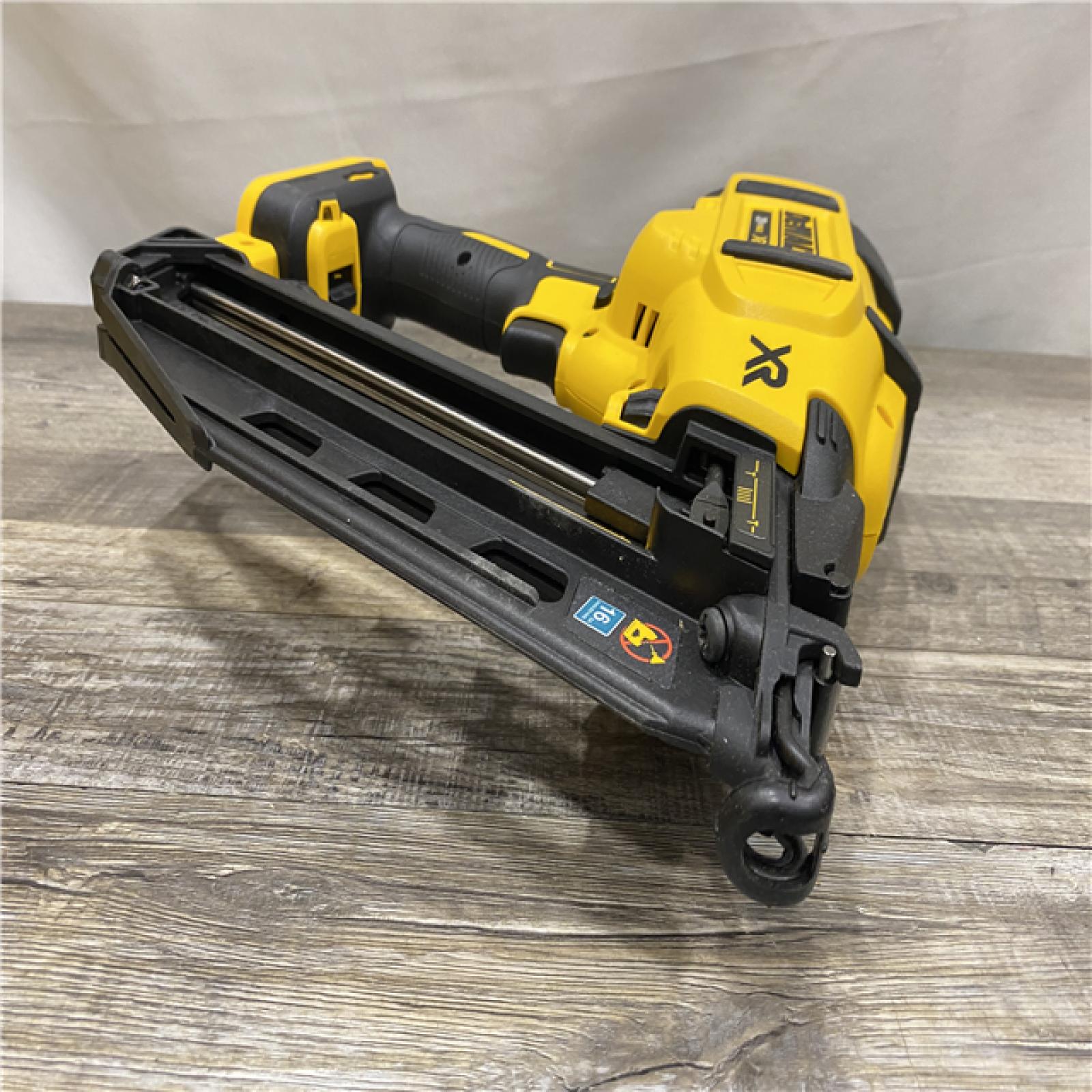 AS-IS DEWALT 20V MAX XR 16-Gauge Electric Cordless Angled Finishing Nailer Kit