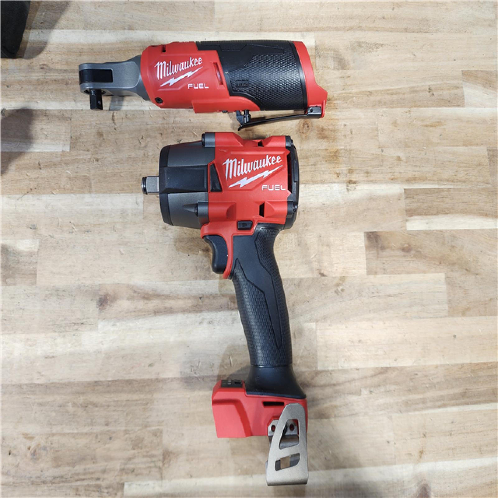 HOUSTON LOCATION - AS-IS MILWAUKEE 2 TOOL COMBO KIT W/ (2) BATTERY & CHARGER