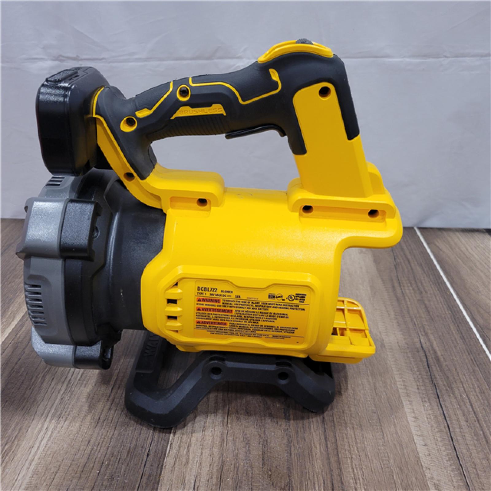 AS-IS   DeWalt Brushless Cordless Battery Powered Handheld Leaf Blower KIT