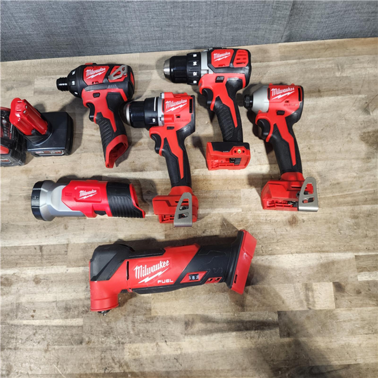 HOUSTON LOCATION - AS-IS MILWAUKEE 6 TOOL COMBO KIT W/ (2) BATTERY & CHARGER