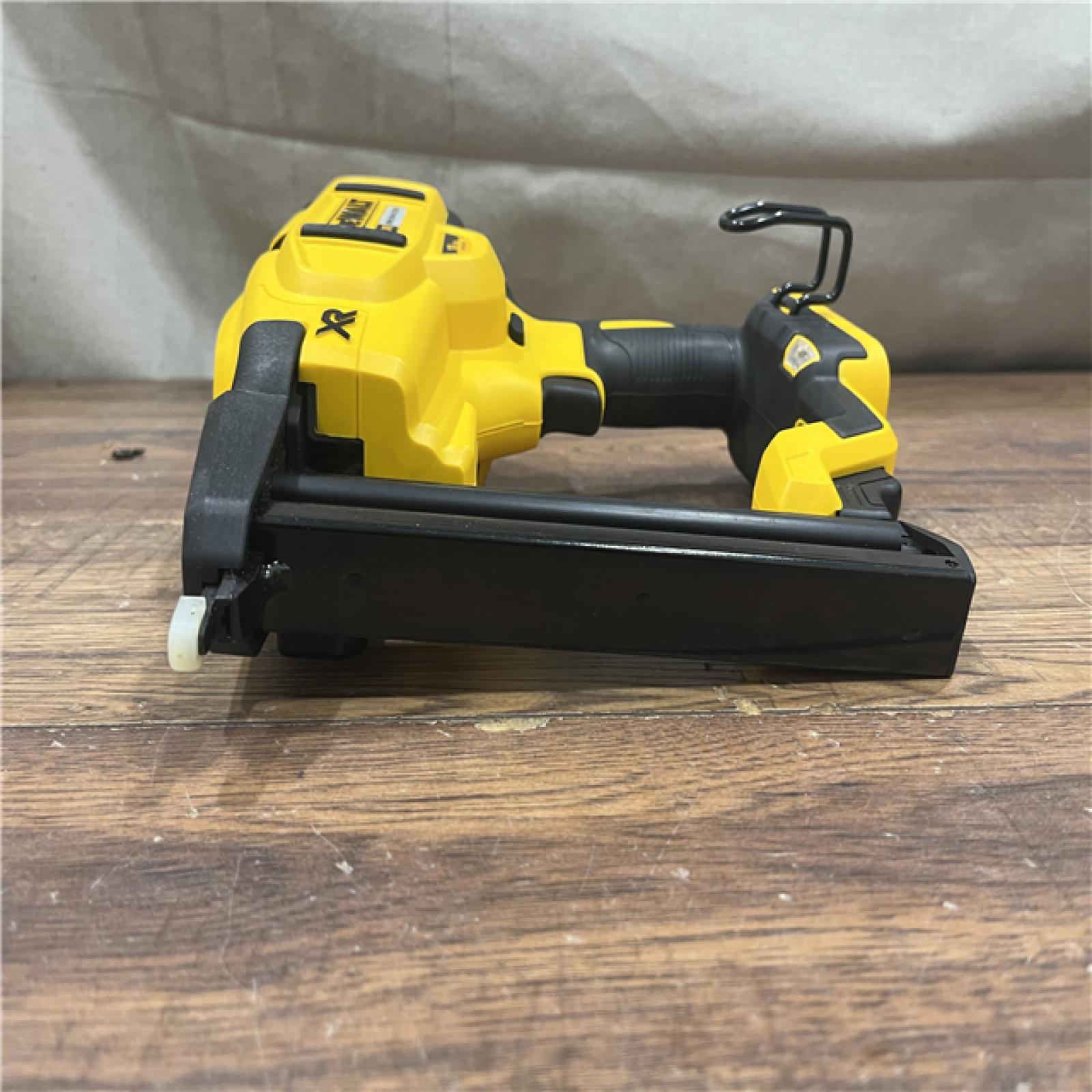 AS-IS DEWALT 20V-MAX XR 18GA BRAD NAILER KIT