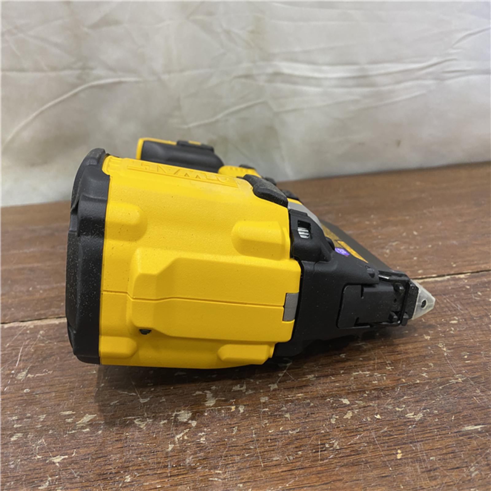 AS-IS  DEWALT ATOMIC 20V MAX Lithium Ion Cordless 23 Gauge Pin Nailer Kit with 3.0Ah Battery and Charger