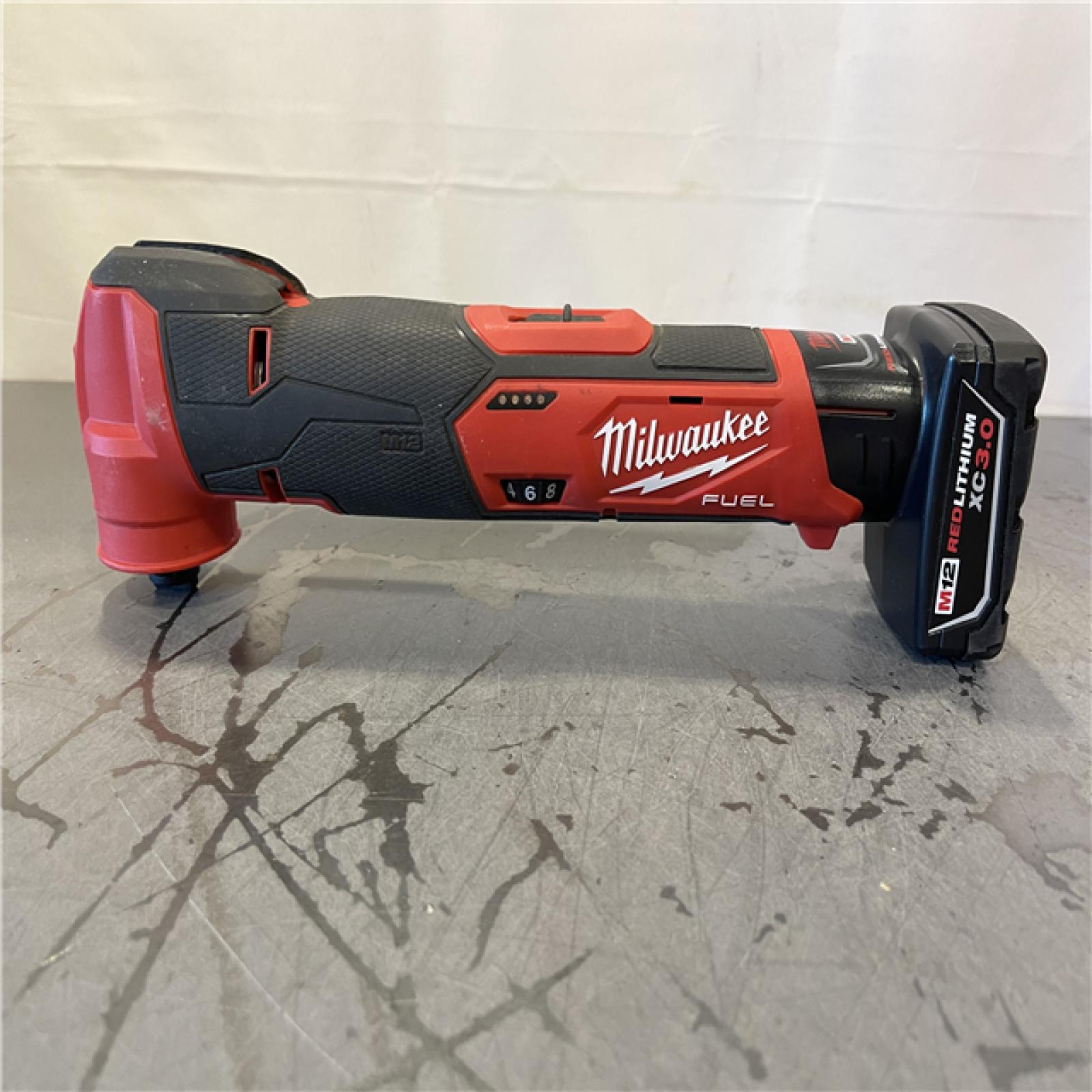AS-IS - Milwaukee M12 12V Lithium-Ion Cordless Oscillating Multi-Tool with XC3.0AAh Battery