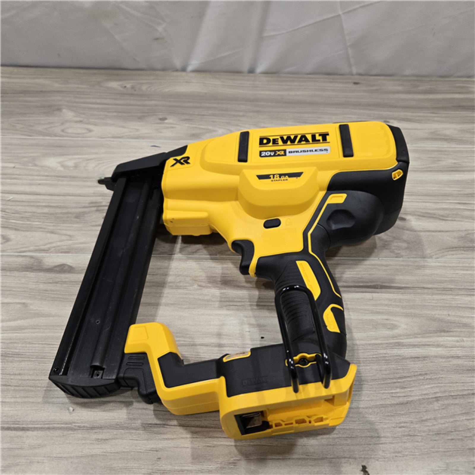 AS-IS DeWALT DCN681D1 20V MAX 18ga Cordless Narrow Crown Stapler Kit