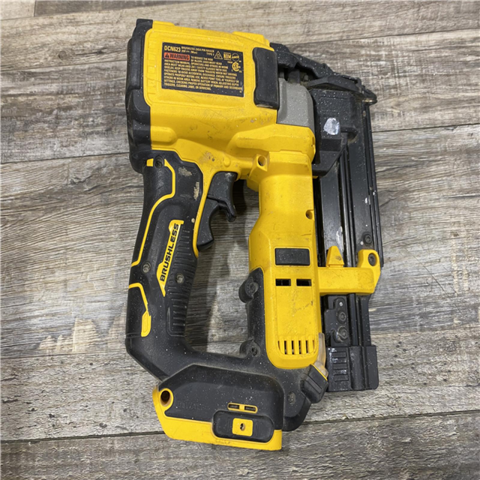 AS-IS DEWALT ATOMIC 20V MAX Lithium Ion Cordless 23 Gauge Pin Nailer Kit