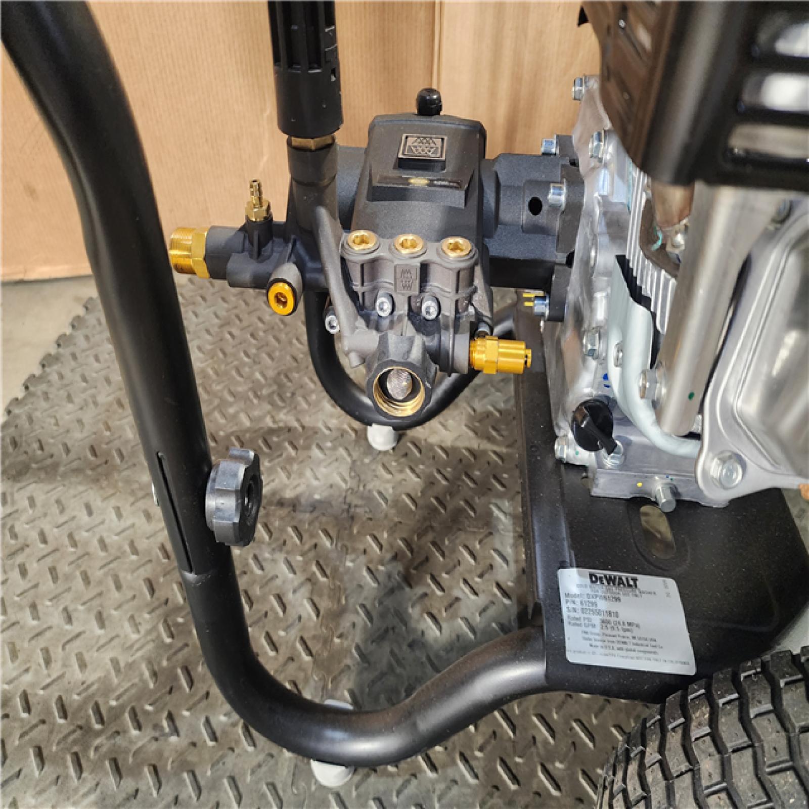HOUSTON LOCATION - AS-IS DEWALT 3600 PSI 2.5 GPM Gas Cold Water Professional Pressure Washer with HONDA GX200 Engine