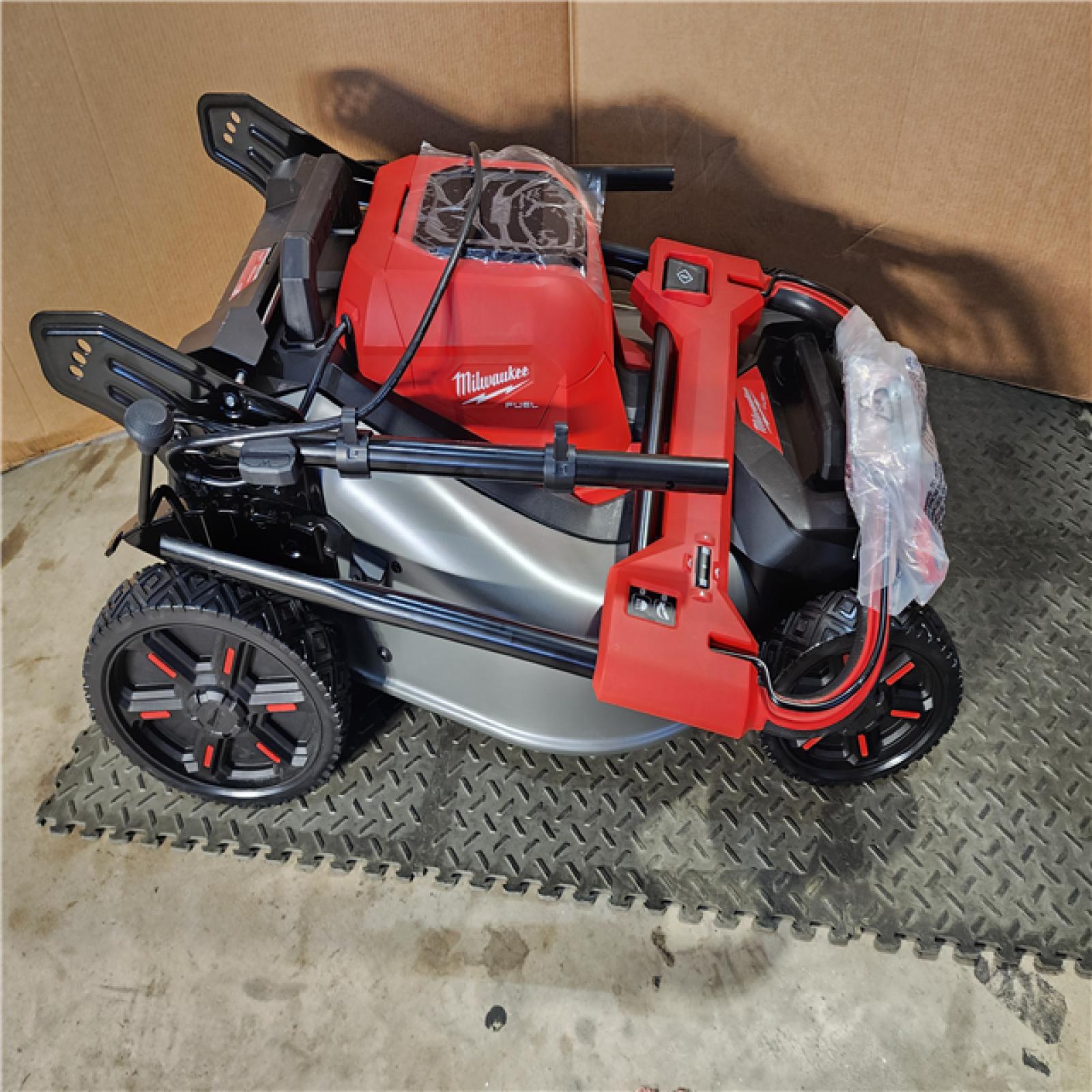 HOUSTON LOCATION - AS-IS Milwaukee M18 FUEL Brushless Cordless 21 in. Walk Behind Dual Battery Self-Propelled Mower Kit W/ RAPID CHARGER