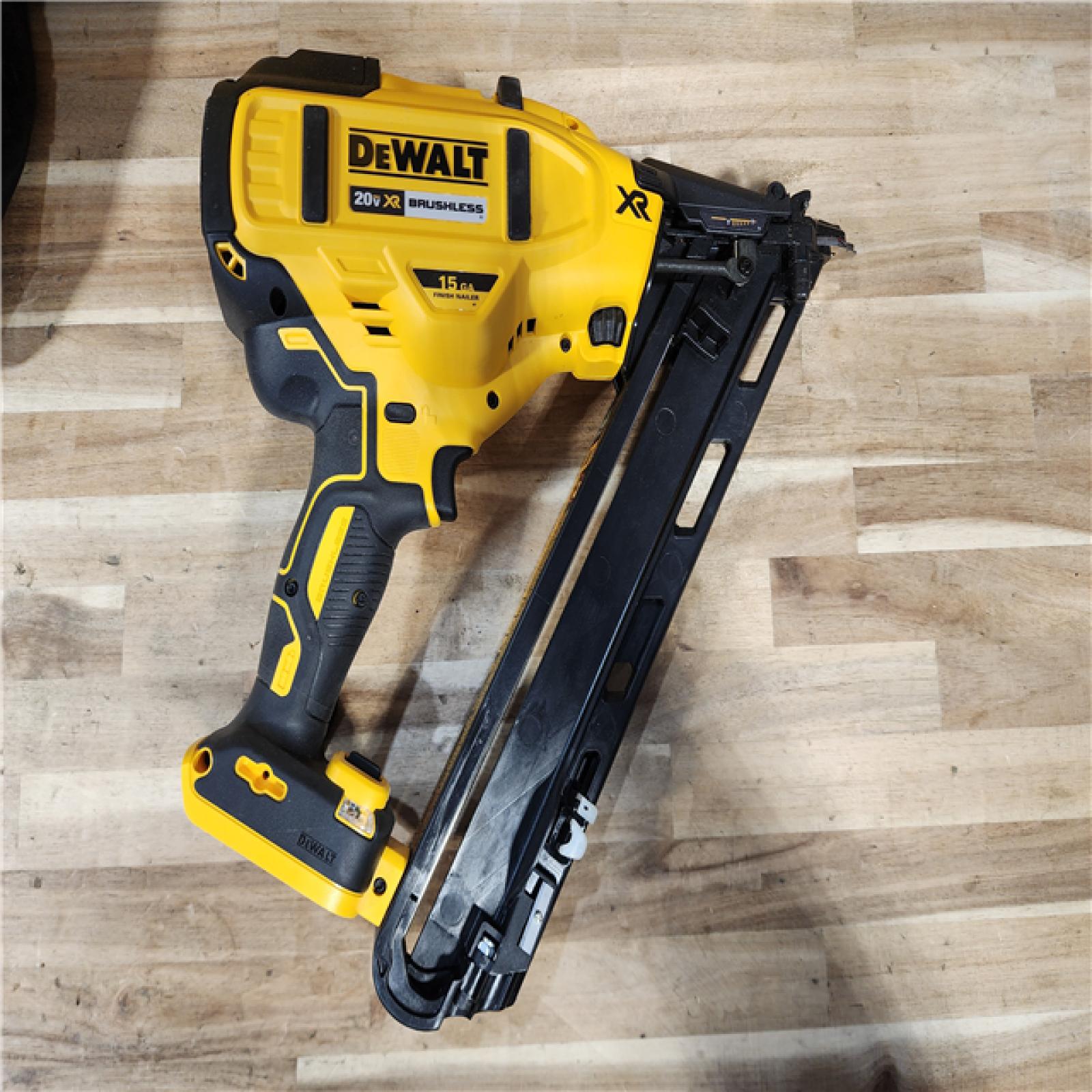 HOUSTON LOCATION - AS-IS DEWALT 20V MAX XR Lithium-Ion Cordless 2-1/2 in. 15-Gauge Finish Nailer Kit