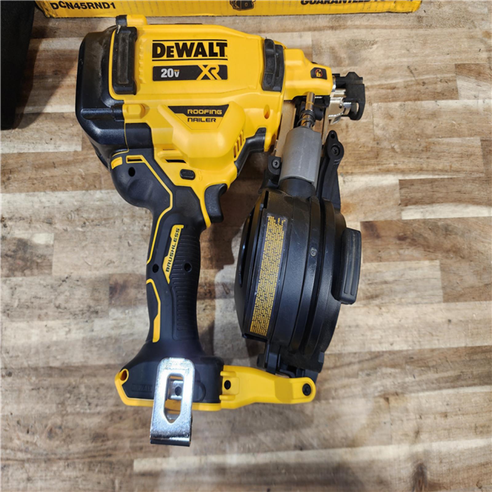 HOUSTON LOCATION - AS-IS DEWALT 20V MAX Lithium-Ion 15-Degree Electric Cordless Roofing Nailer Kit