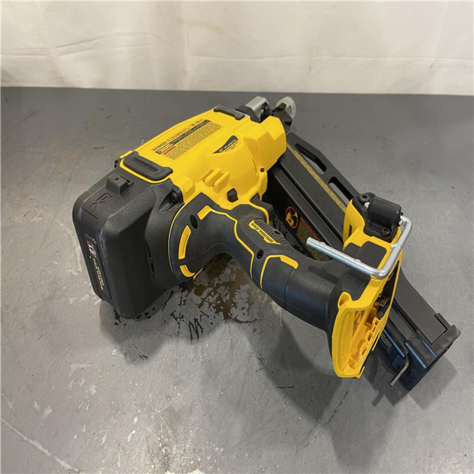 AS-IS - DEWALT 20-Volt 21° Cordless Framing Nailer