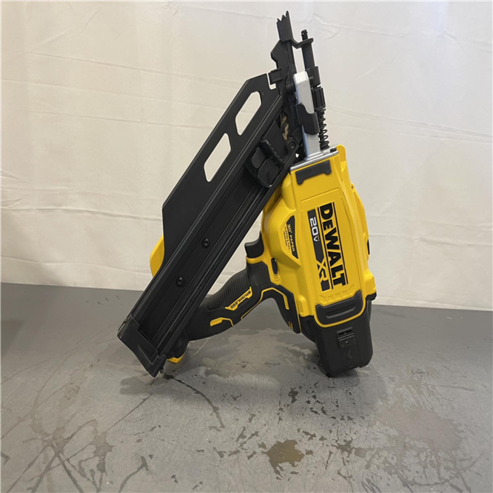 AS-IS - DEWALT 20-Volt 30° Cordless Framing Nailer