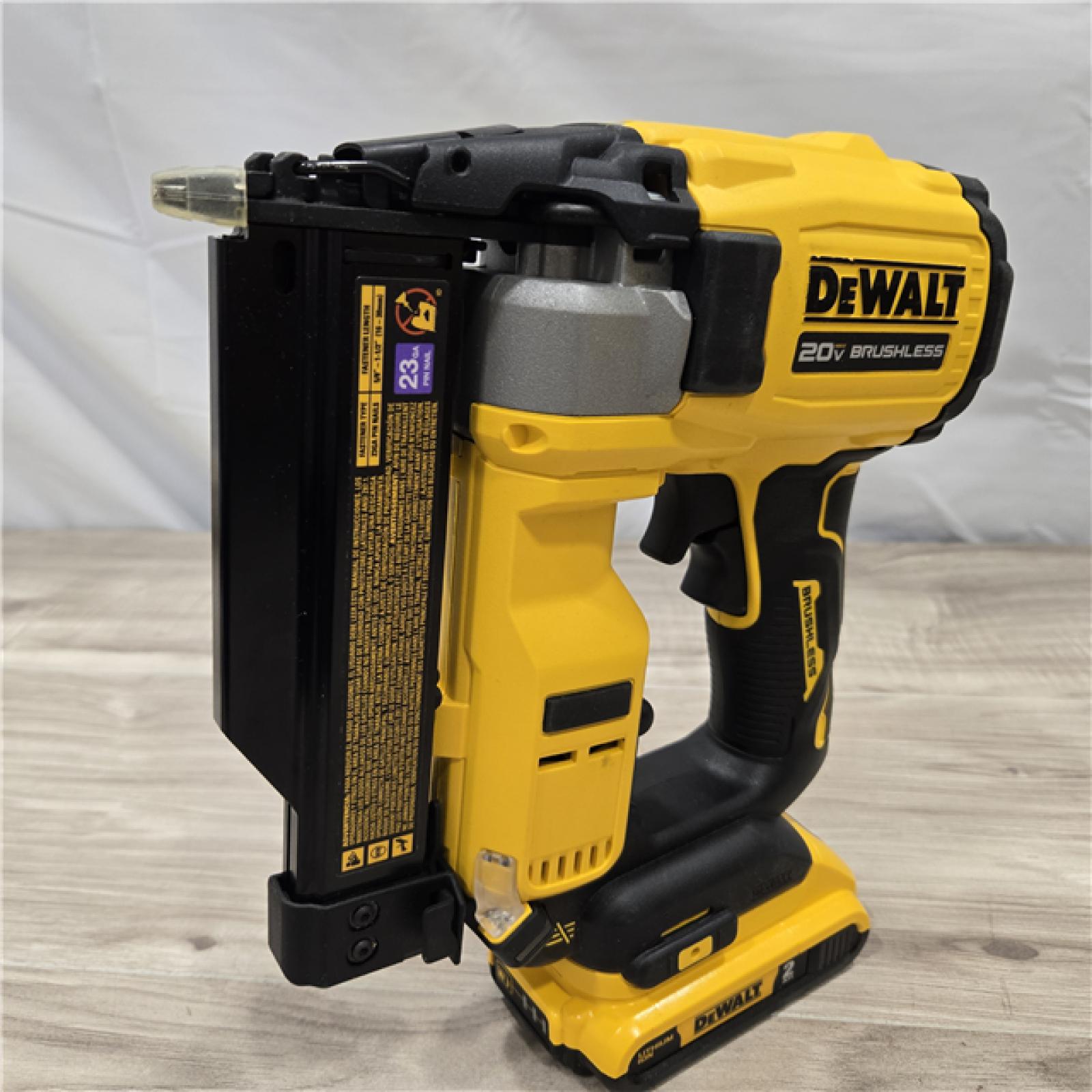 LIKE NEW! - DEWALT ATOMIC 20V MAX Cordless 23 Gauge Pin Nailer Kit