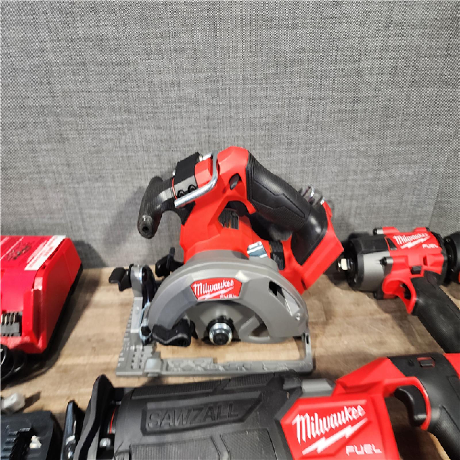 HOUSTON LOCATION - AS-IS MILWAUKEE FUEL 7 TOOL COMBO KIT W/ CHARGER & (2) BATTERY