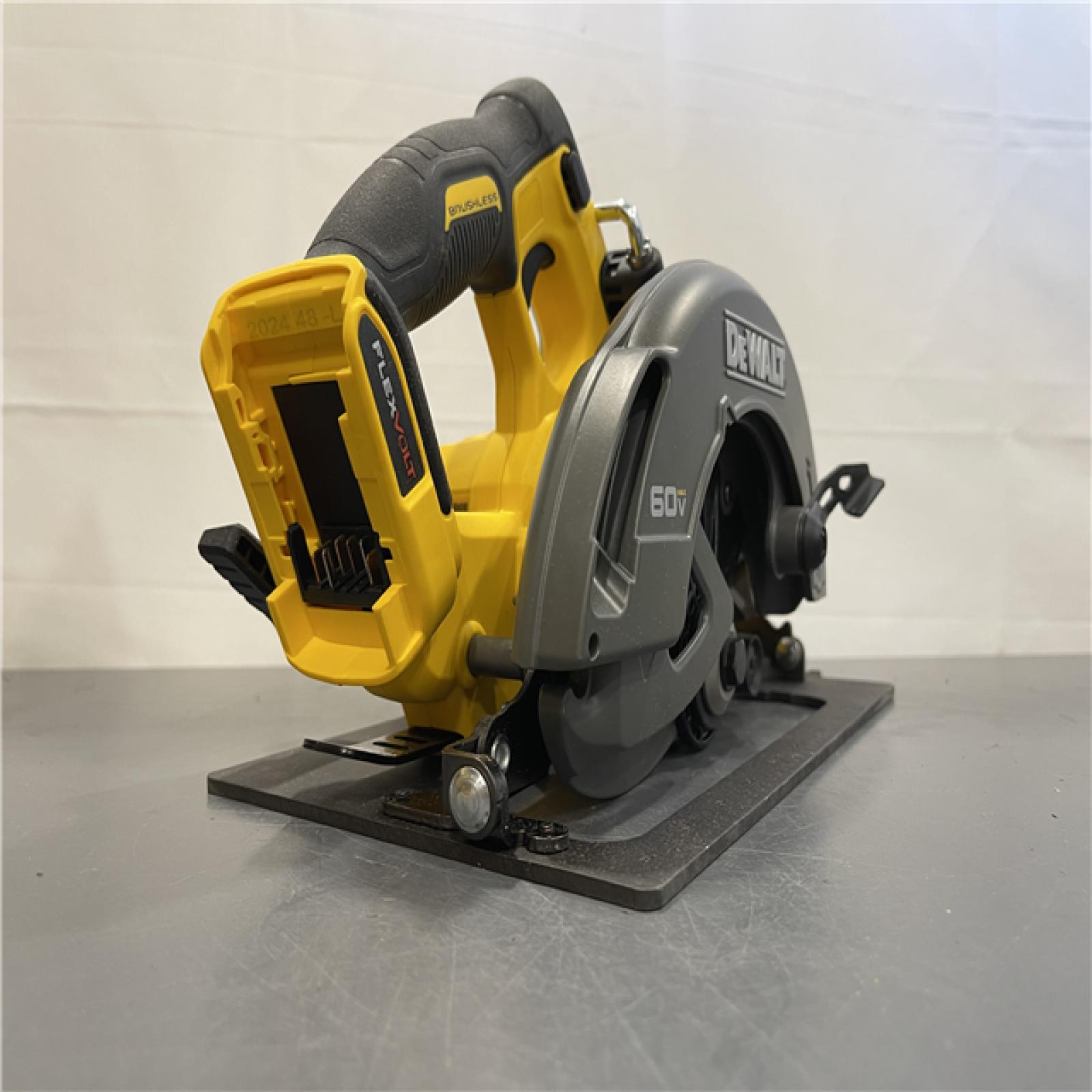 AS-IS - DeWALT Flexvolt Max 7-1/4  60V Brushless Circular Saw (Tool Only)