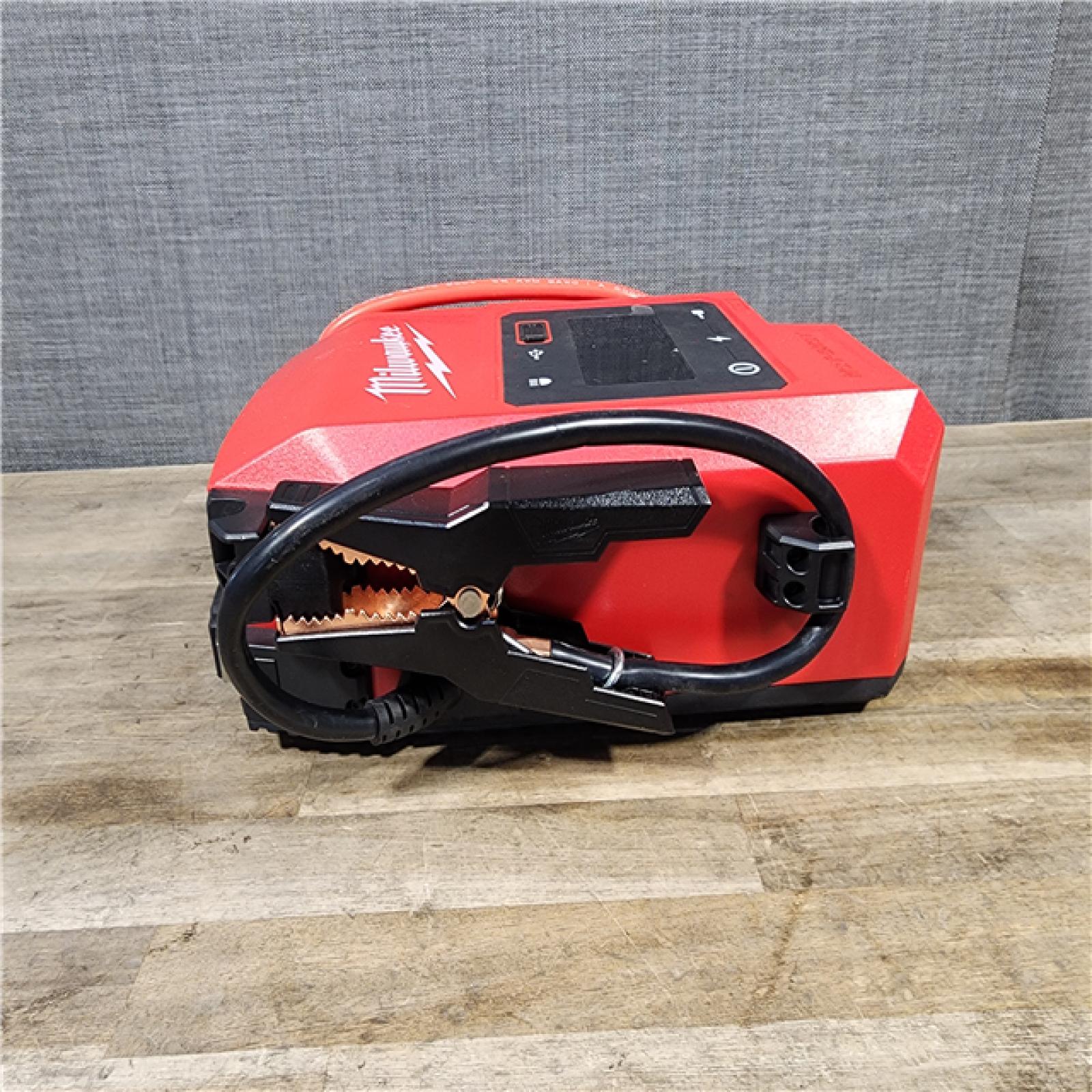 HOUSTON LOCATION - AS-IS Milwaukee M18 18V Lithium-Ion Cordless 2000 Peak Amp HOTSHOT Jump Starter (Tool-Only)